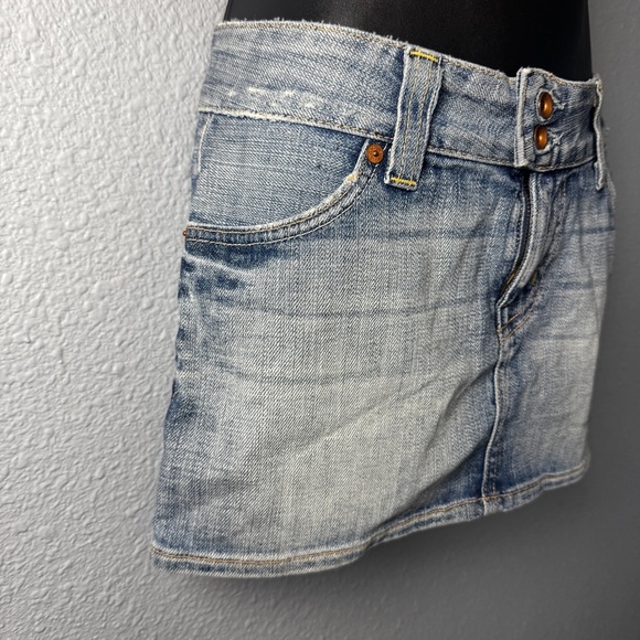 Vintage Y2K Women's GUESS Blue Denim low rise mini jean light wash Skirt Size 24 - Picture 9 of 10
